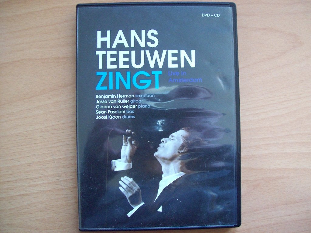Hans Teeuwen Zingt (DVD + CD) Live in Amsterdam (Jazz) 1309, Alle leeftijden, Ophalen of Verzenden, Zo goed als nieuw, Concert