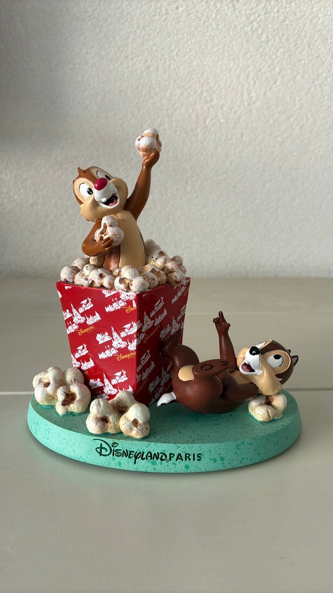 Knabbel en Babbel beeldje popcorn uit Disneyland Parijs, Verzamelen, Disney, Ophalen of Verzenden, Overige figuren, Nieuw, Beeldje of Figuurtje