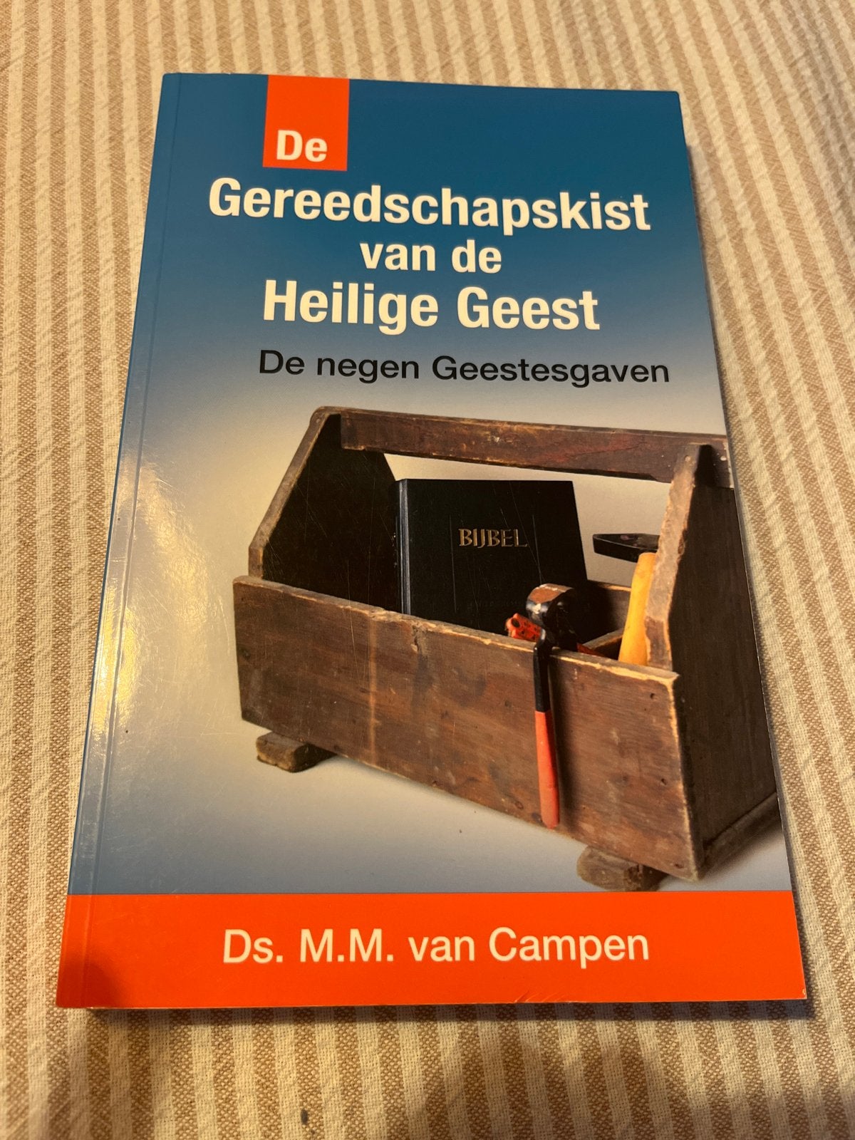 De Gereedschapskist van de Heilige Geest - Ds. M.M. van Camp, Ophalen of Verzenden, Zo goed als nieuw, Christendom | Protestants