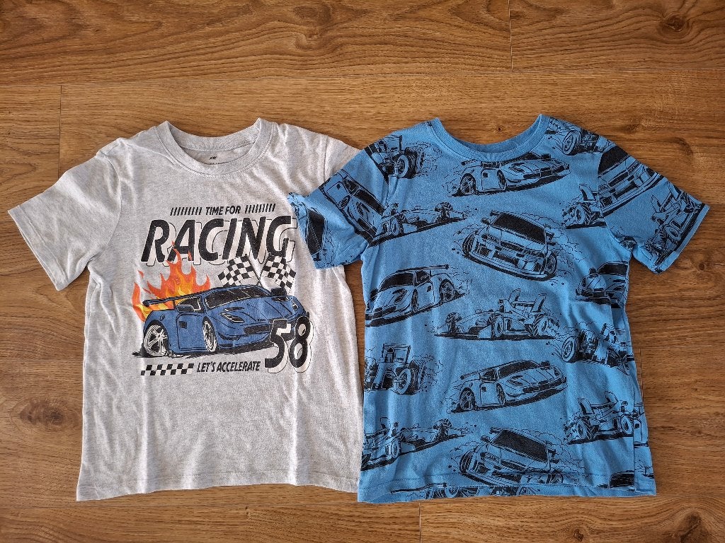2 T-shirts met raceauto maat 122-128 H&M, Kinderen en Baby's, Kinderkleding | Maat 122, H&M, Ophalen of Verzenden, Zo goed als nieuw