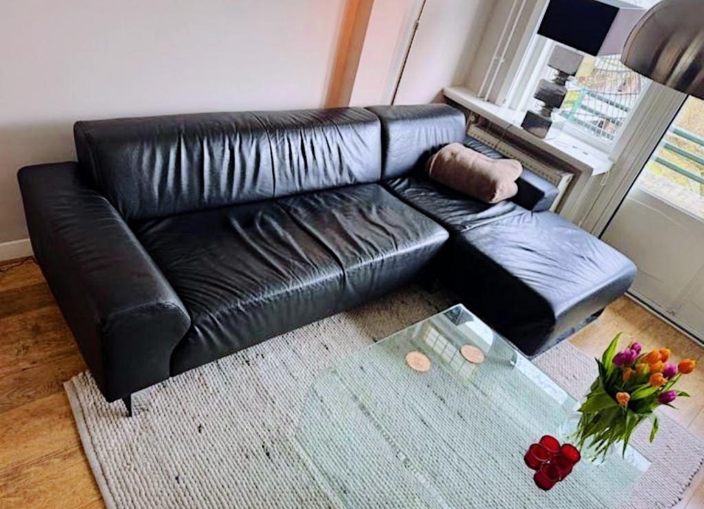 Ruime Montél hoekbank Zwart leer Kwaliteitsbank, Huis en Inrichting, Banken | Bankstellen, Ophalen, 250 tot 300 cm, 125 tot 150 cm