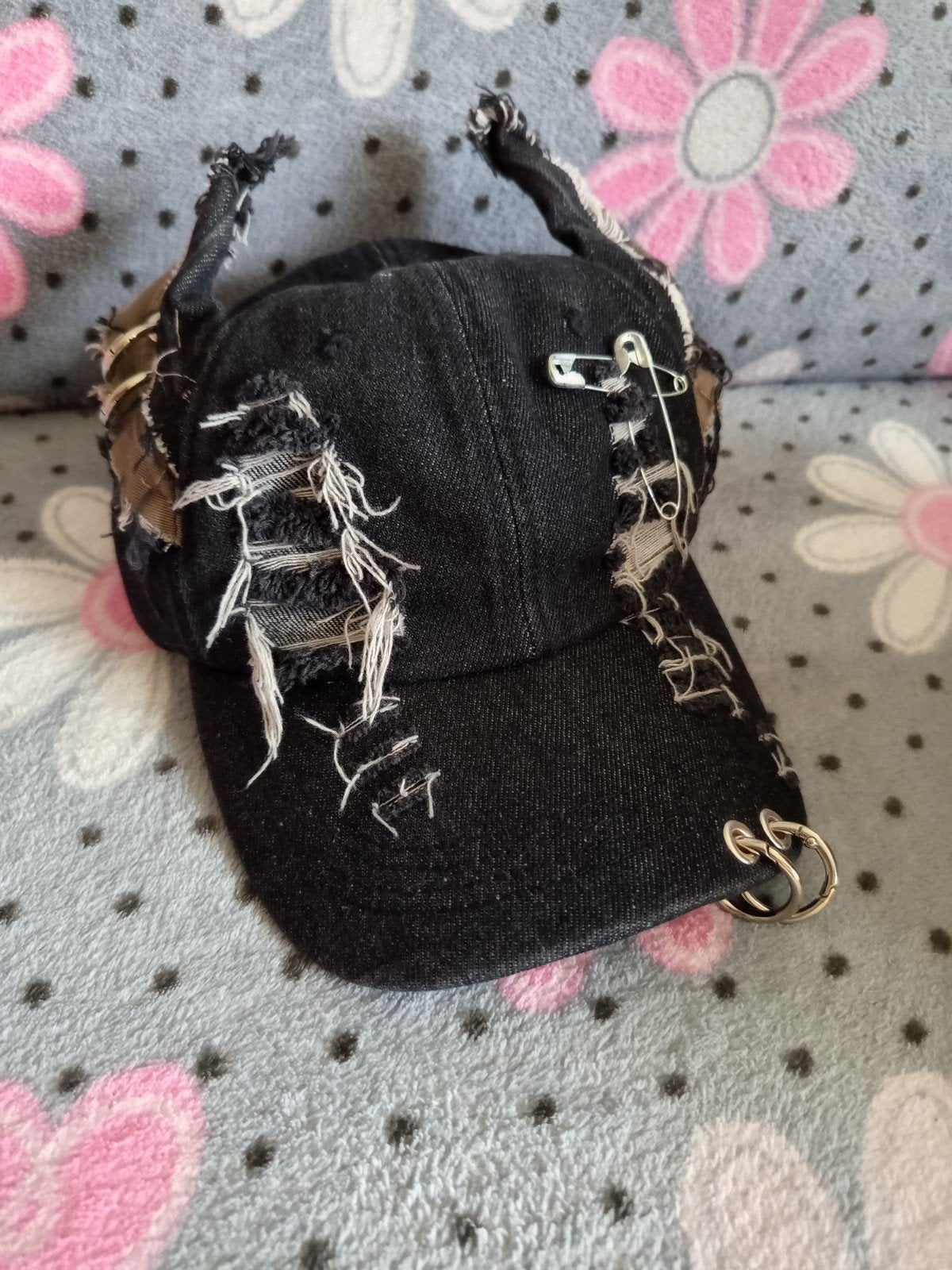 Unieke Zwarte Distressed Denim Pet met Ringen en Veiligheids, One size fits all, Ophalen of Verzenden, Pet, Onbekend