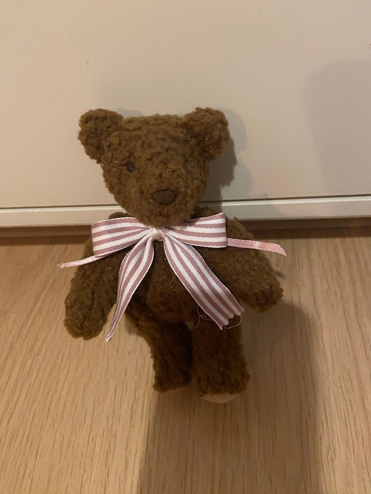 Schattige bruine teddybeer met strik - Tails & Tales, Overige merken, Beer, Ophalen of Verzenden, Klein (minder dan 20 cm)