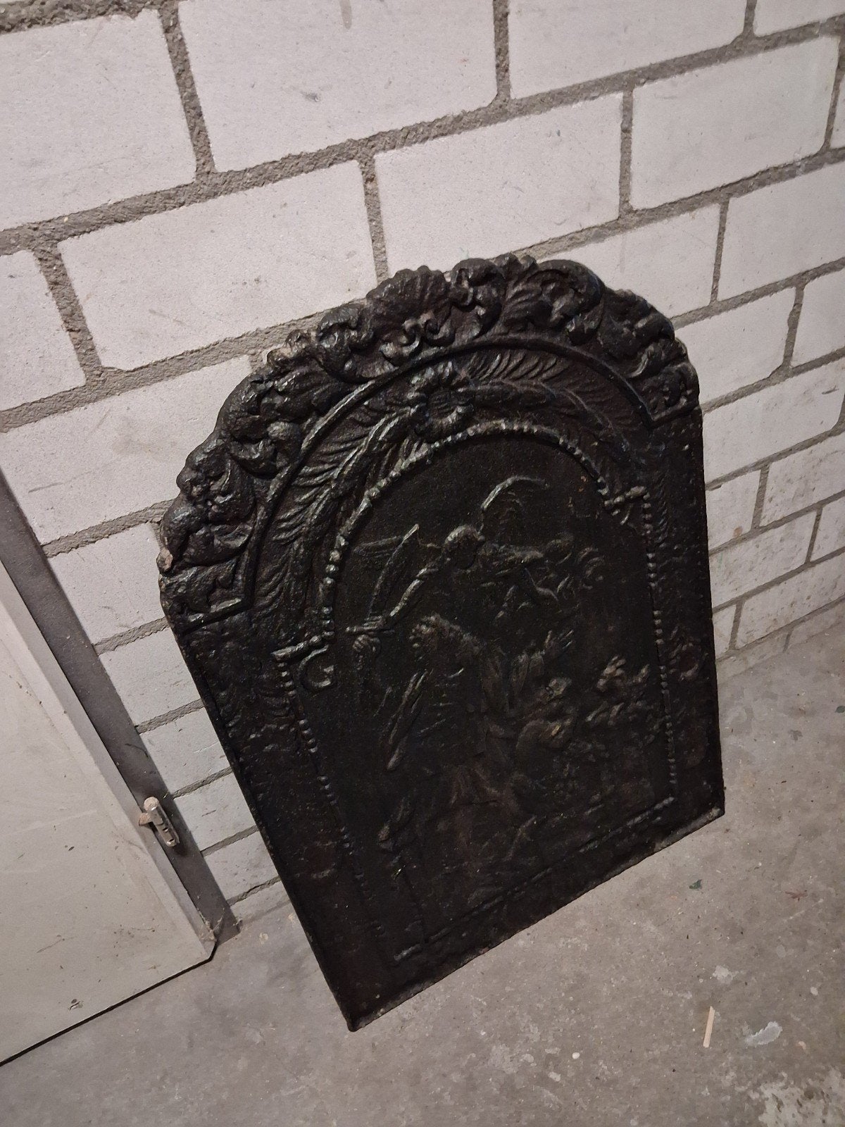 Antieke gietijzeren haardplaat met reliëf, Ophalen of Verzenden