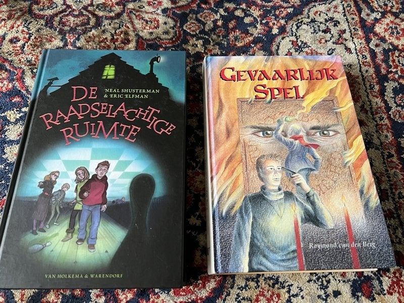 Neal Shusterman De Raadselachtige Ruimte. Gevaarlijk Spel., Boeken, Ophalen of Verzenden, Zo goed als nieuw, Neal Shusterman E.a.