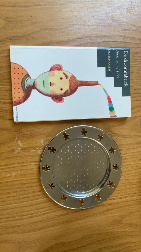 Alessi bordje + boekje de droomfabriek, Overige materialen, Ophalen of Verzenden, Zo goed als nieuw, Bord(en)