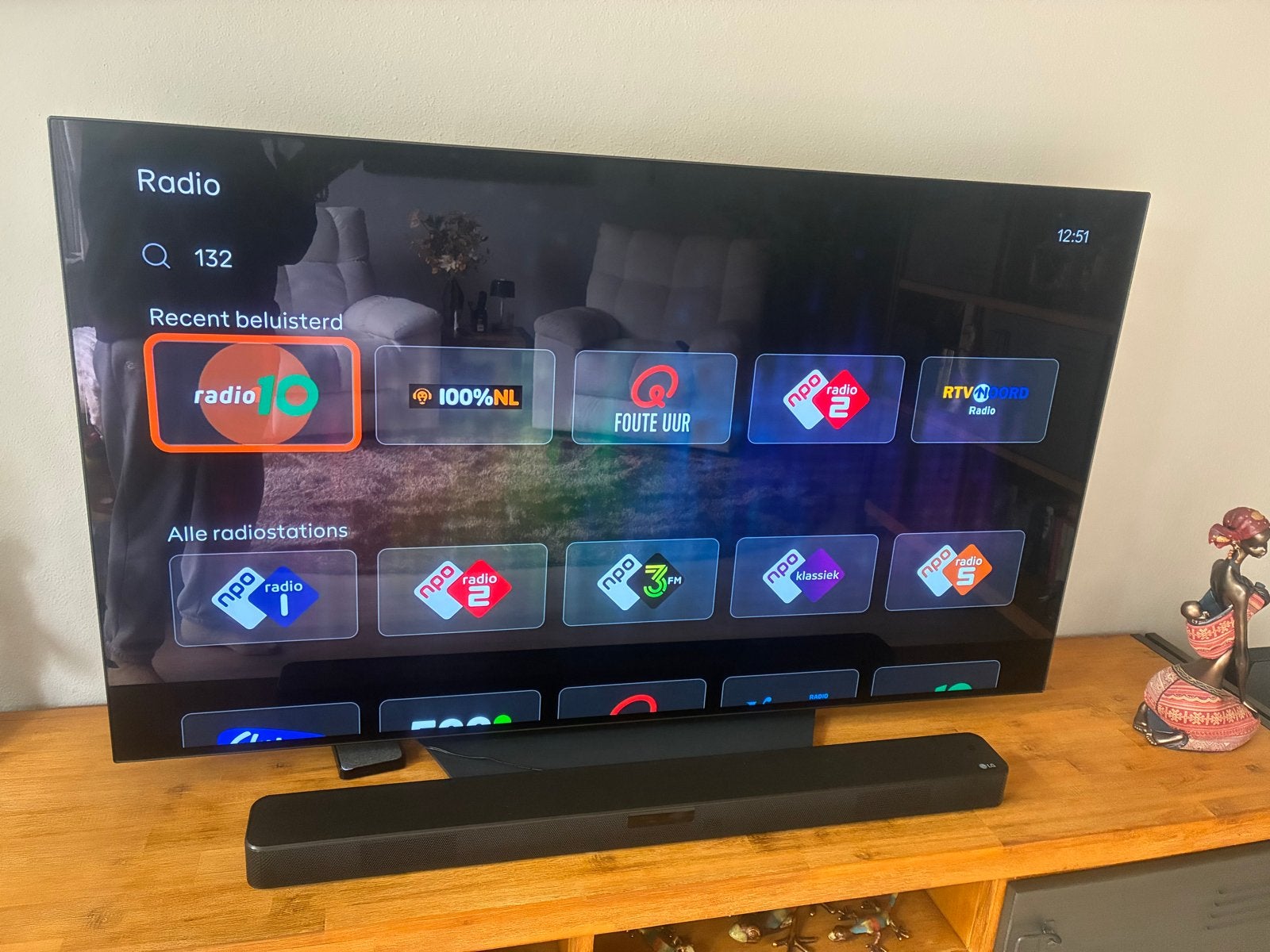 Foto 2 van LG OLED Smart TV met Soundbar en Subwoofer 65 inch. 3,5 jaar