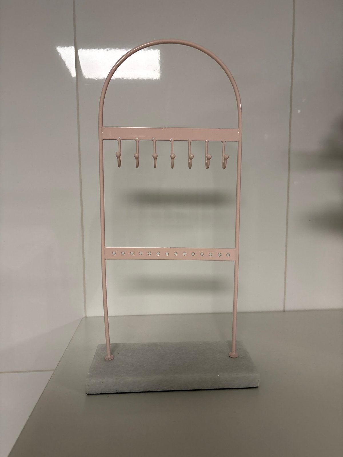 Roze sieradenstandaard met marmeren voet, Sieraden, Tassen en Uiterlijk, Ophalen of Verzenden, Zo goed als nieuw