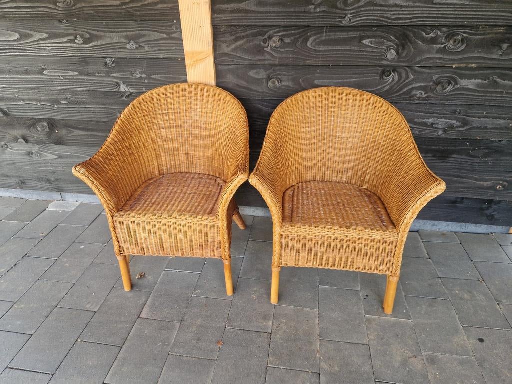 Twee rotan stoelen, Ophalen
