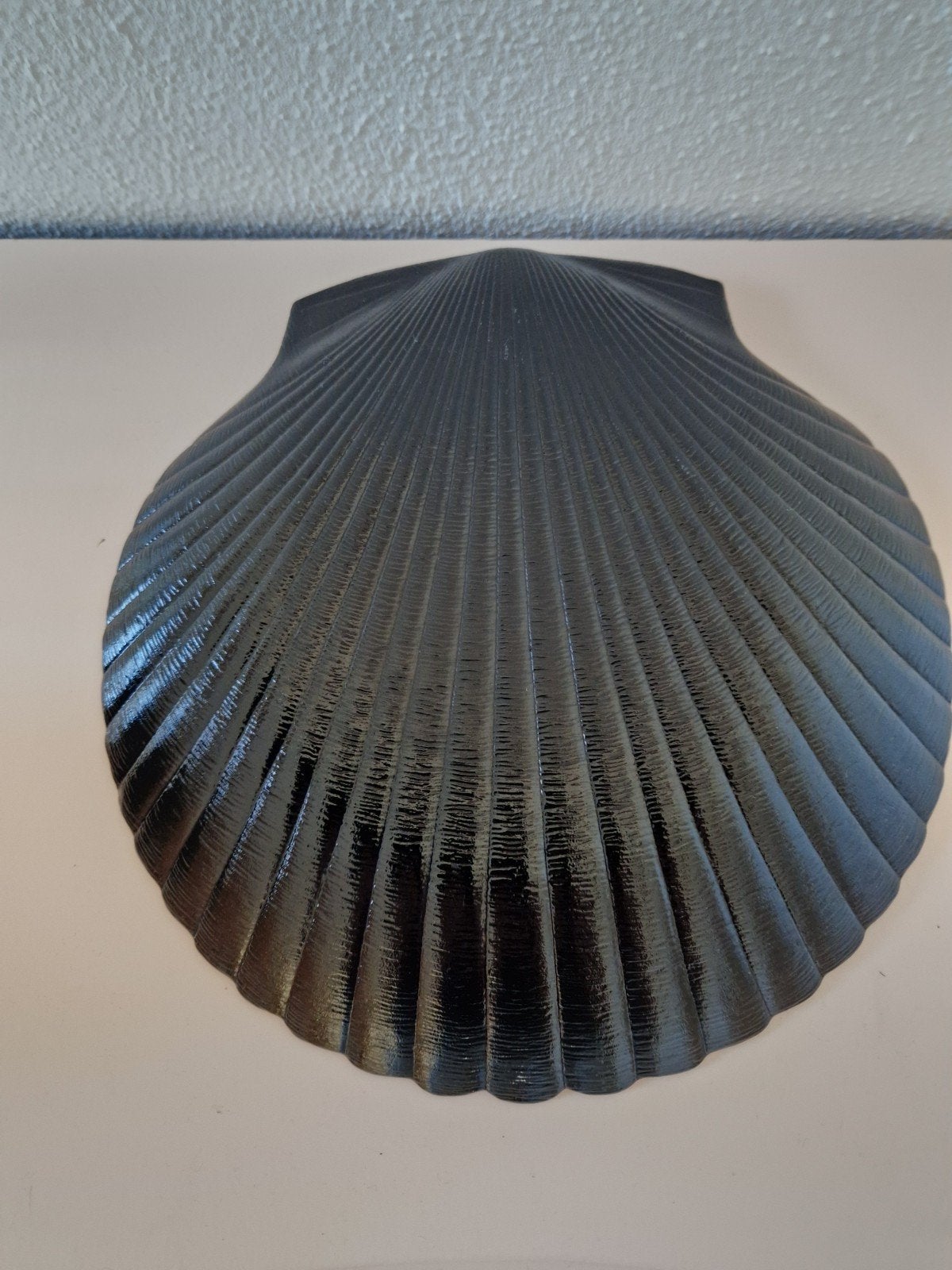 Decoratieve zwarte schelp schaal, Schaal, Geribbeld, Ophalen of Verzenden, Overige vormen