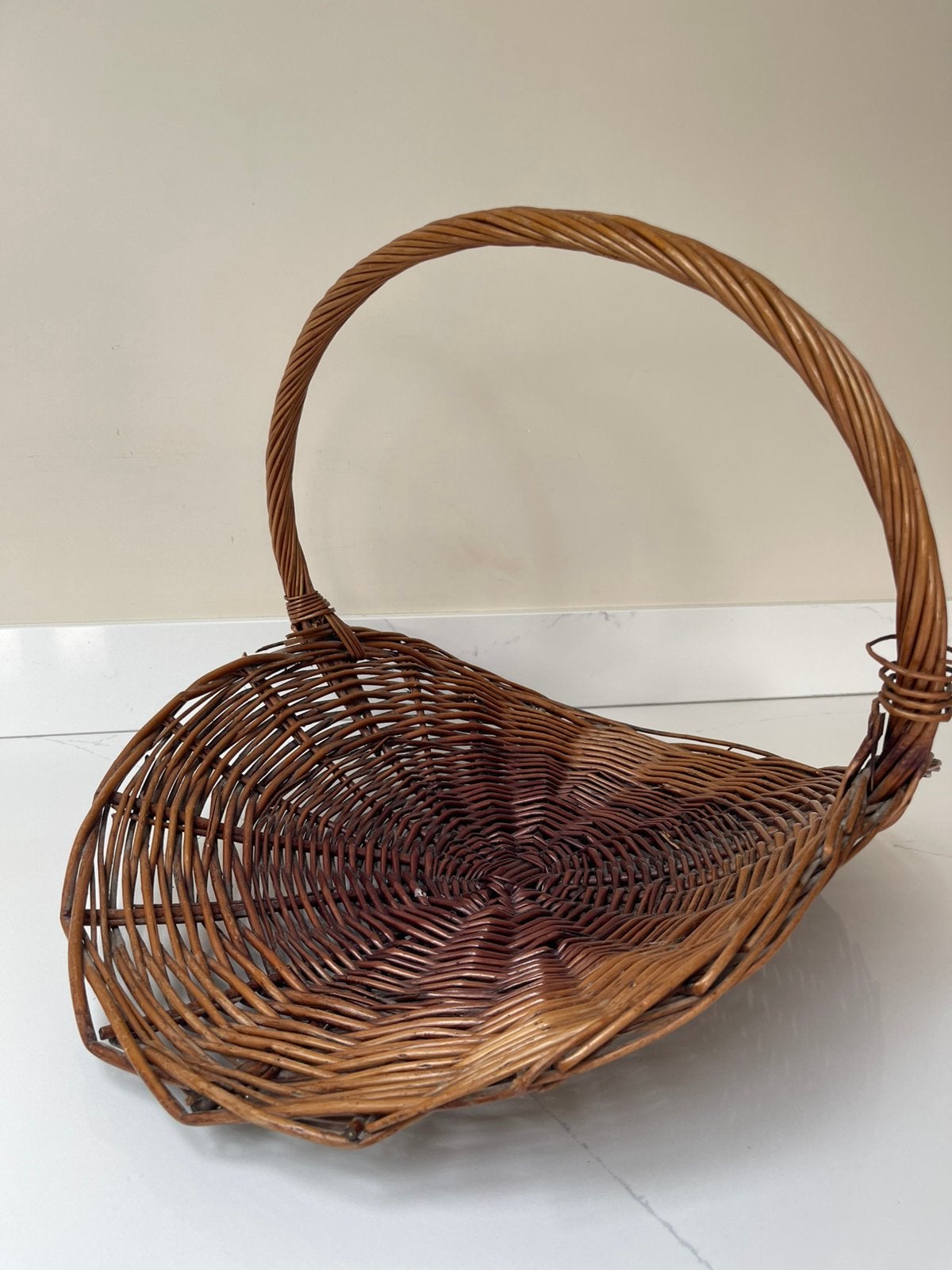 vintage rieten mand bruin met hengsel plukmand maat 52x44x39, Gebruikt, Mand, Ophalen of Verzenden, Met handvatten