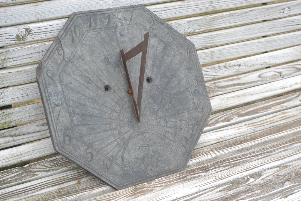 antieke gekapte leistenen zonnewijzer van 1839, Tuin en Terras, Tuinwanddecoratie, Ophalen, Gebruikt