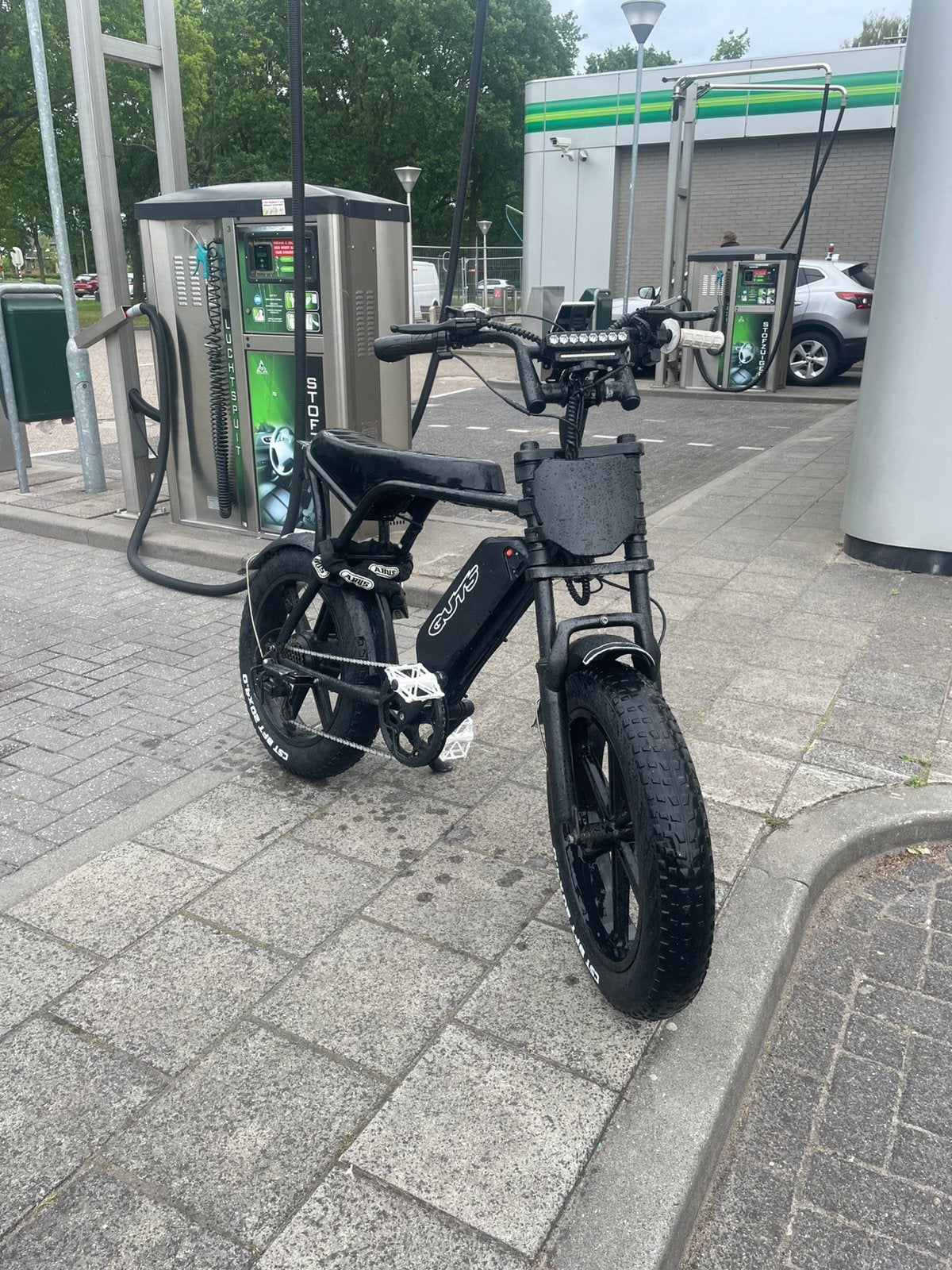 Fatbike v8 customize zwart/wit, Fietsen en Brommers, Brommeronderdelen | Algemeen, Ophalen, Zo goed als nieuw, Overige typen