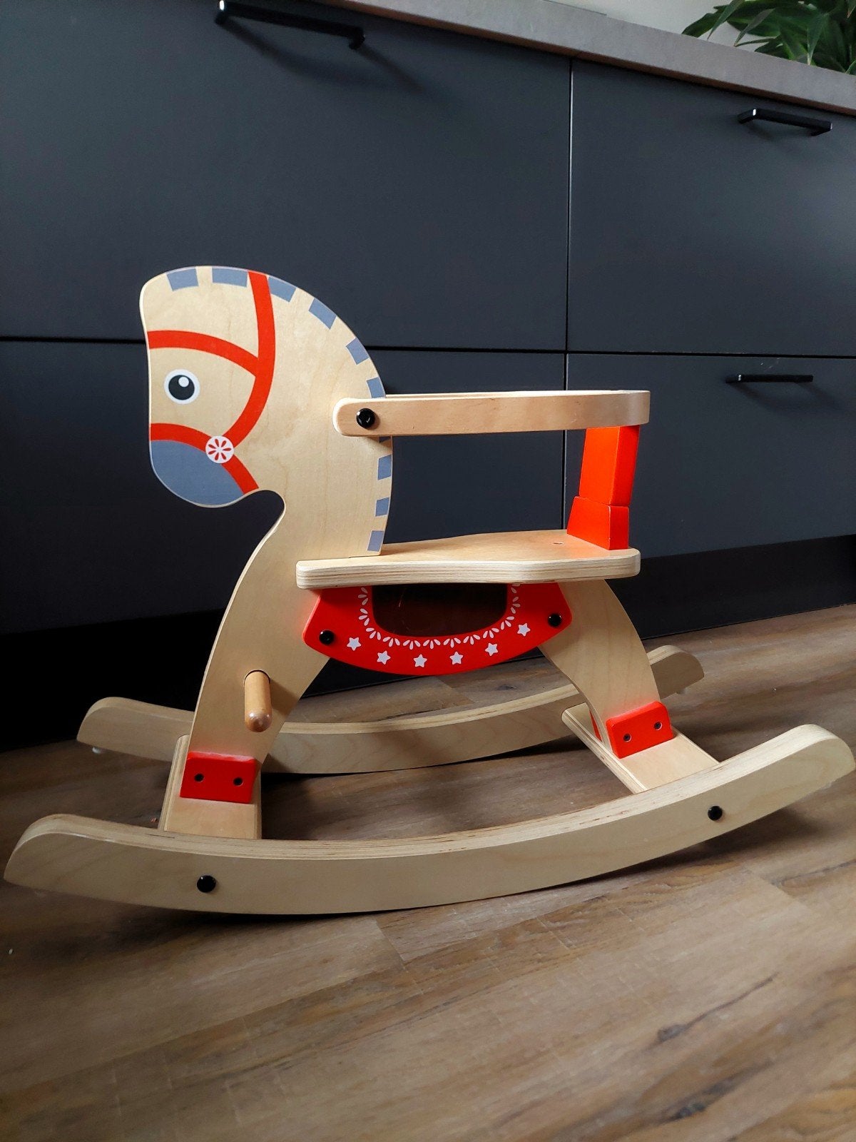 Houten hobbelpaard met rugleuning, Kinderen en Baby's, Speelgoed | Houten speelgoed, Ophalen of Verzenden, Zo goed als nieuw, Rij- of Hobbelspeelgoed