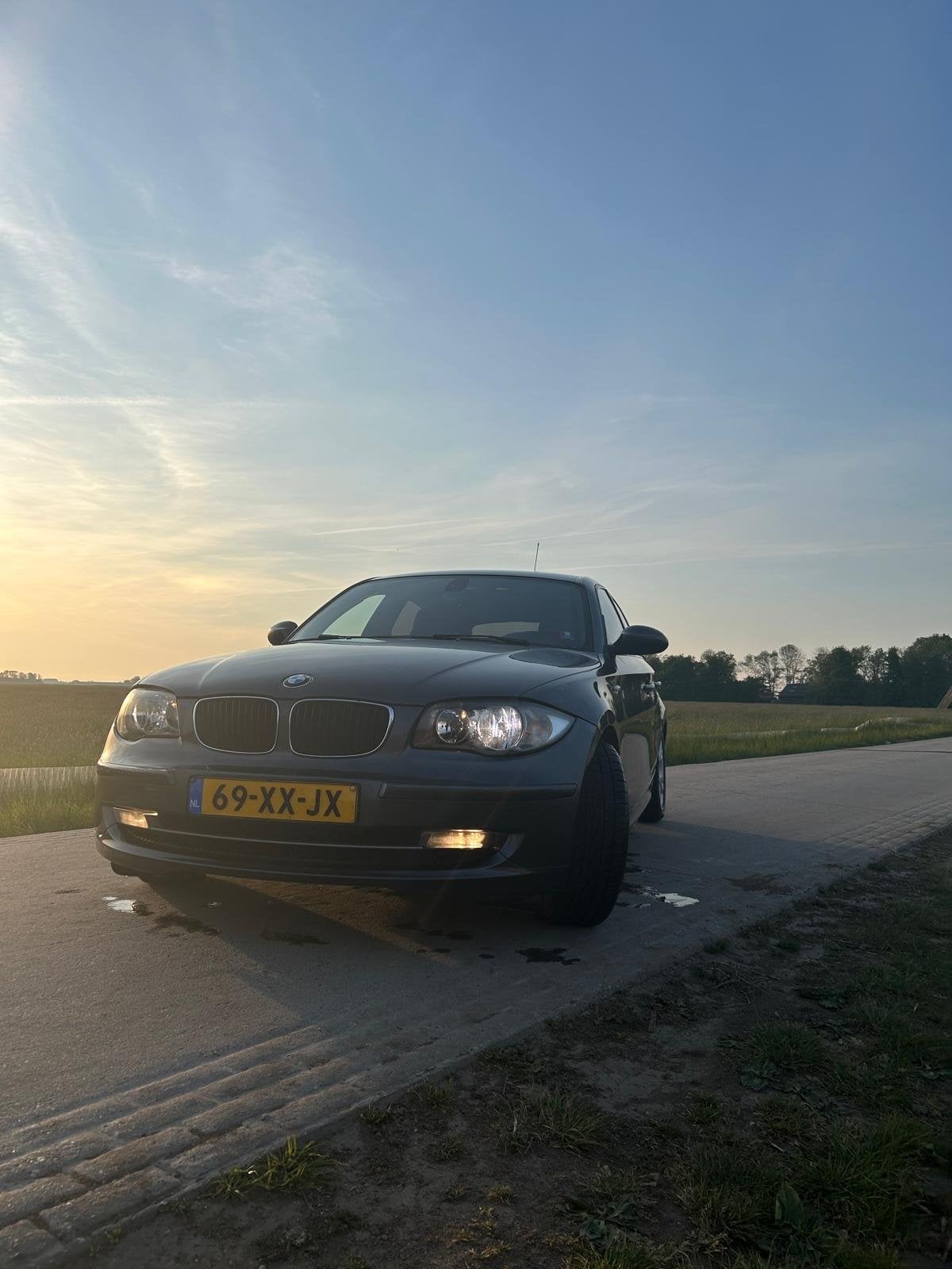 BMW 1-Serie 2.0 120I 5DR 2007 Grijs, 1-Serie, Achterwielaandrijving, 1995 cc, Zwart