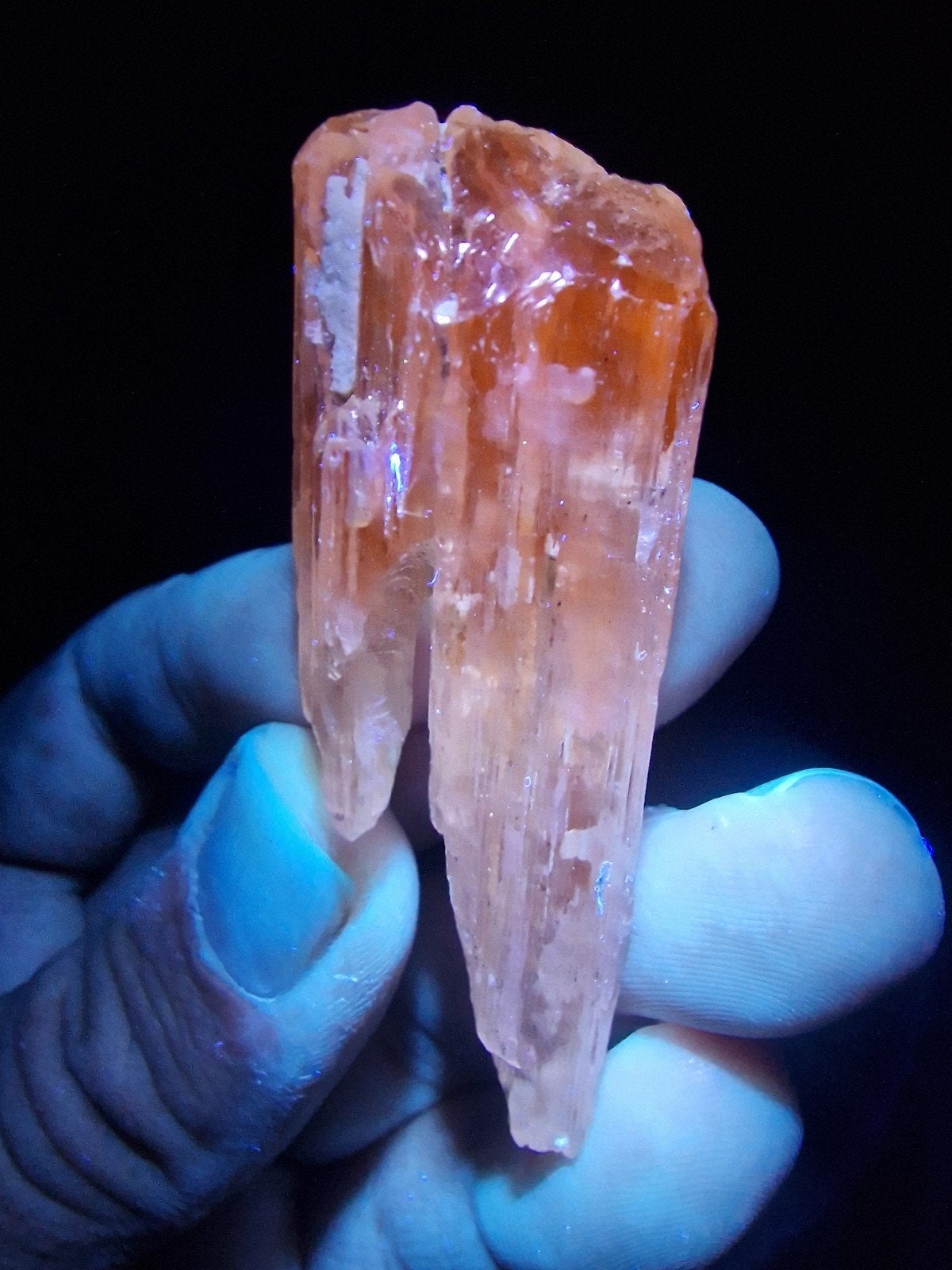 Kunziet Fluorescerend Kristal N274 - 33g, 67mm, Verzamelen, Mineralen en Fossielen, Ophalen of Verzenden