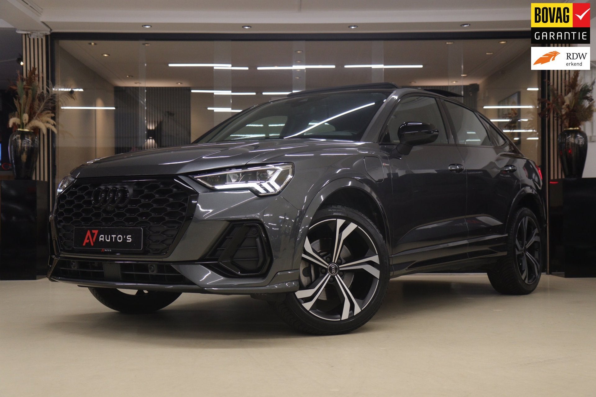 Audi Q3 45 TFSI e 3X S-Line /PANO/CARPLAY/KEYLES/STOELV/BOMV, Gebruikt, Euro 6, 150 pk, Zwart