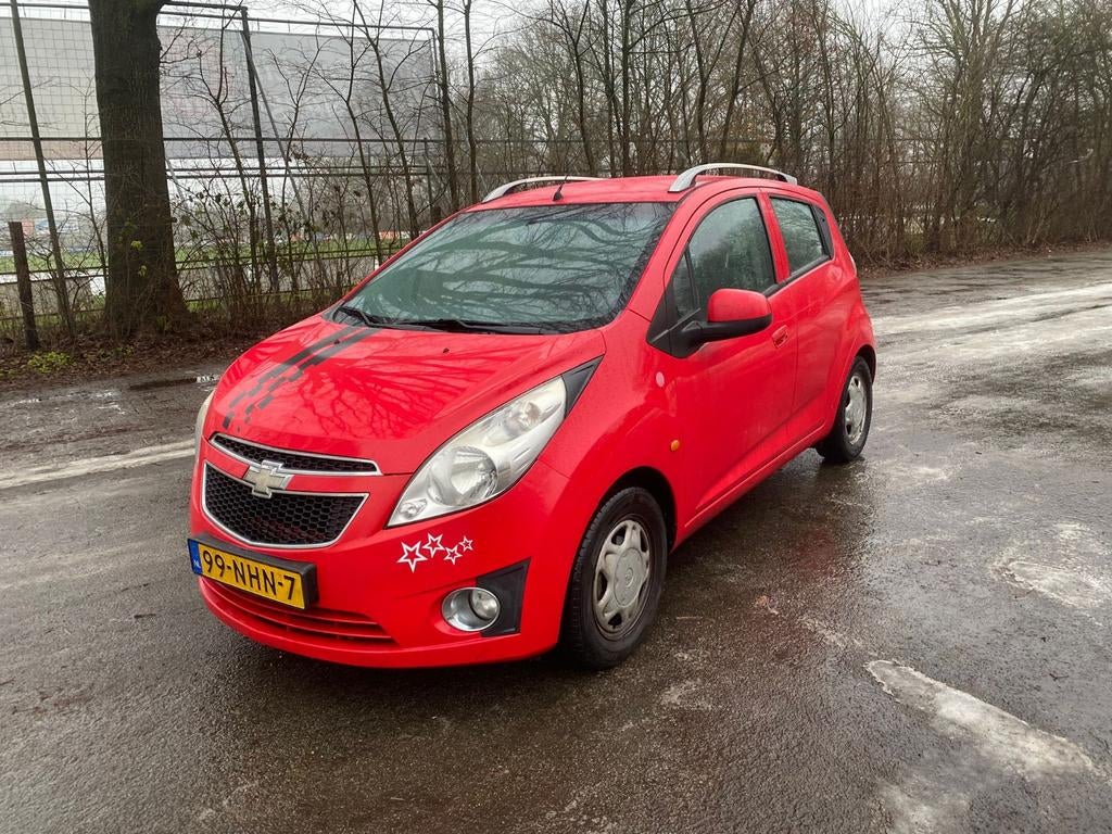Chevrolet Spark 1.0 Bifuel 2010 Rood, Auto's, 15 km/l, 37 €/maand, 4 cilinders, Origineel Nederlands