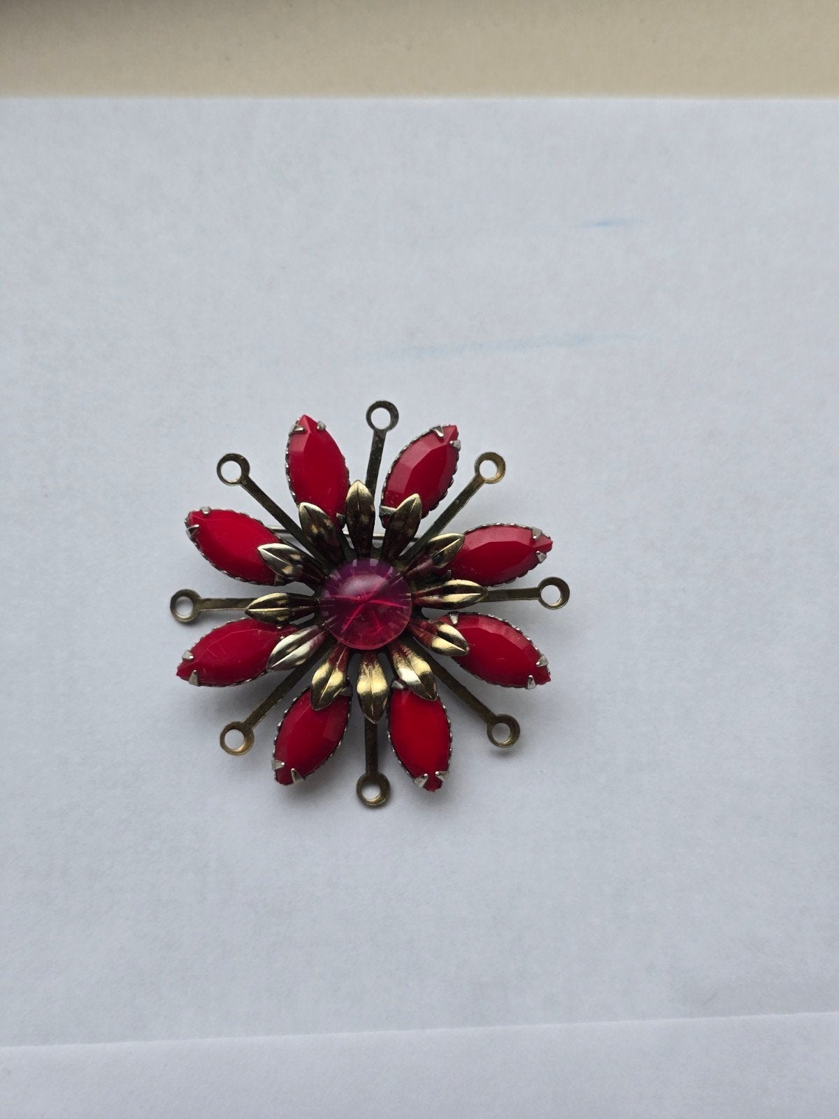 Vintage Broche Rode Strass Bloem, Sieraden, Tassen en Uiterlijk, Broches, Gebruikt, Overige materialen, Rood, 4 tot 7 cm, Met strass