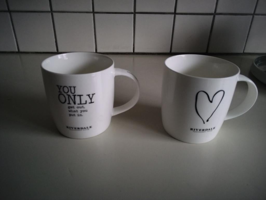 2 leuke rivierdale mokken, Ophalen of Verzenden, Aardewerk, Overige stijlen, Kop(pen) en/of Schotel(s)