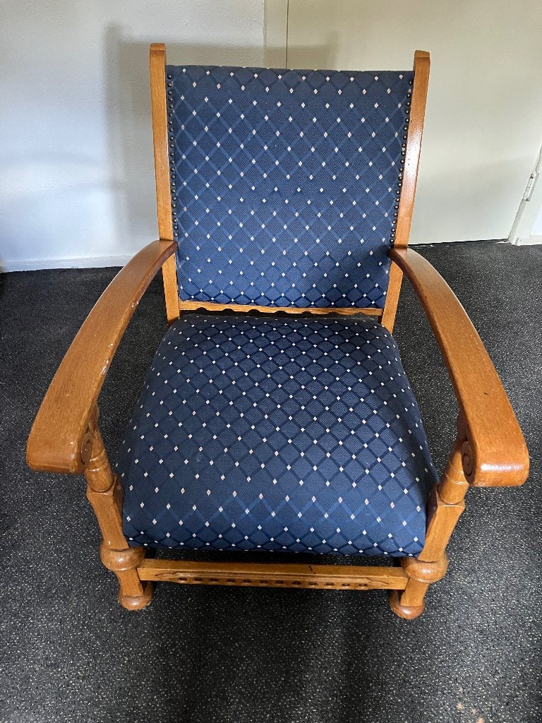 Vintage fauteuil met houten frame en blauwe bekleding, Ophalen, Gebruikt, Minder dan 75 cm, Vintage, Klassiek