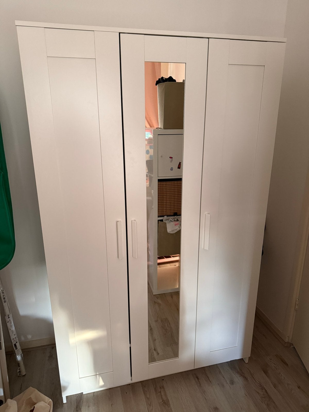 IKEA BRIMNES Witte kledingkast met spiegel, 100 tot 150 cm, 200 cm of meer, Ophalen of Verzenden, Zo goed als nieuw