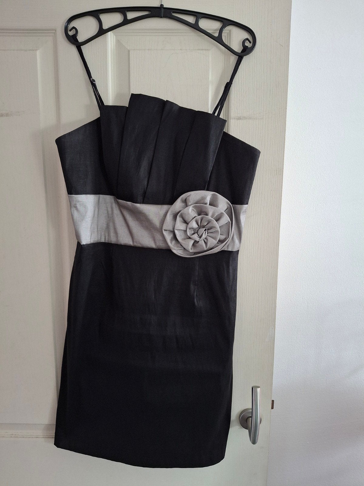 Leuke little Black dress met zilveren band en bloem, Zwart, Maat 42/44 (L), Cocktailjurk, Ophalen of Verzenden