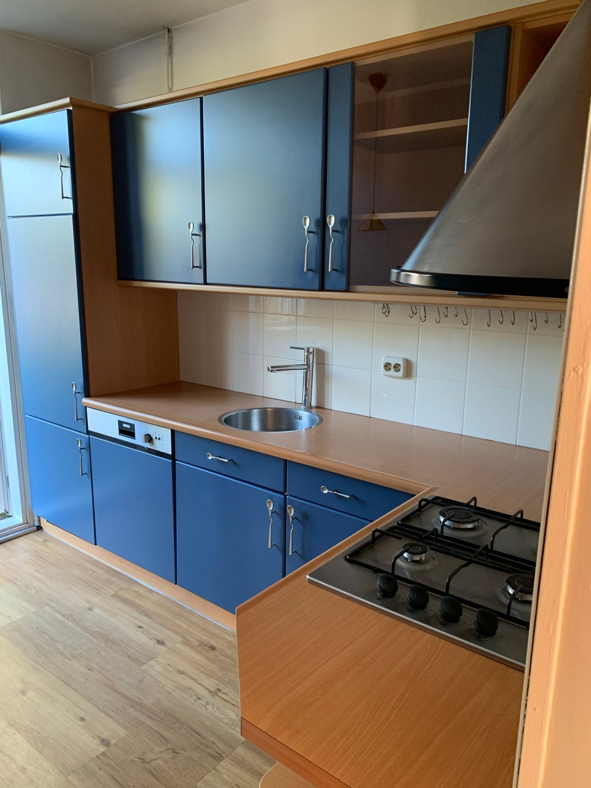 Keurig onderhouden keuken met apparatuur (3m x 1.58m), Ophalen, Gebruikt, Blauw, Hoekkeuken