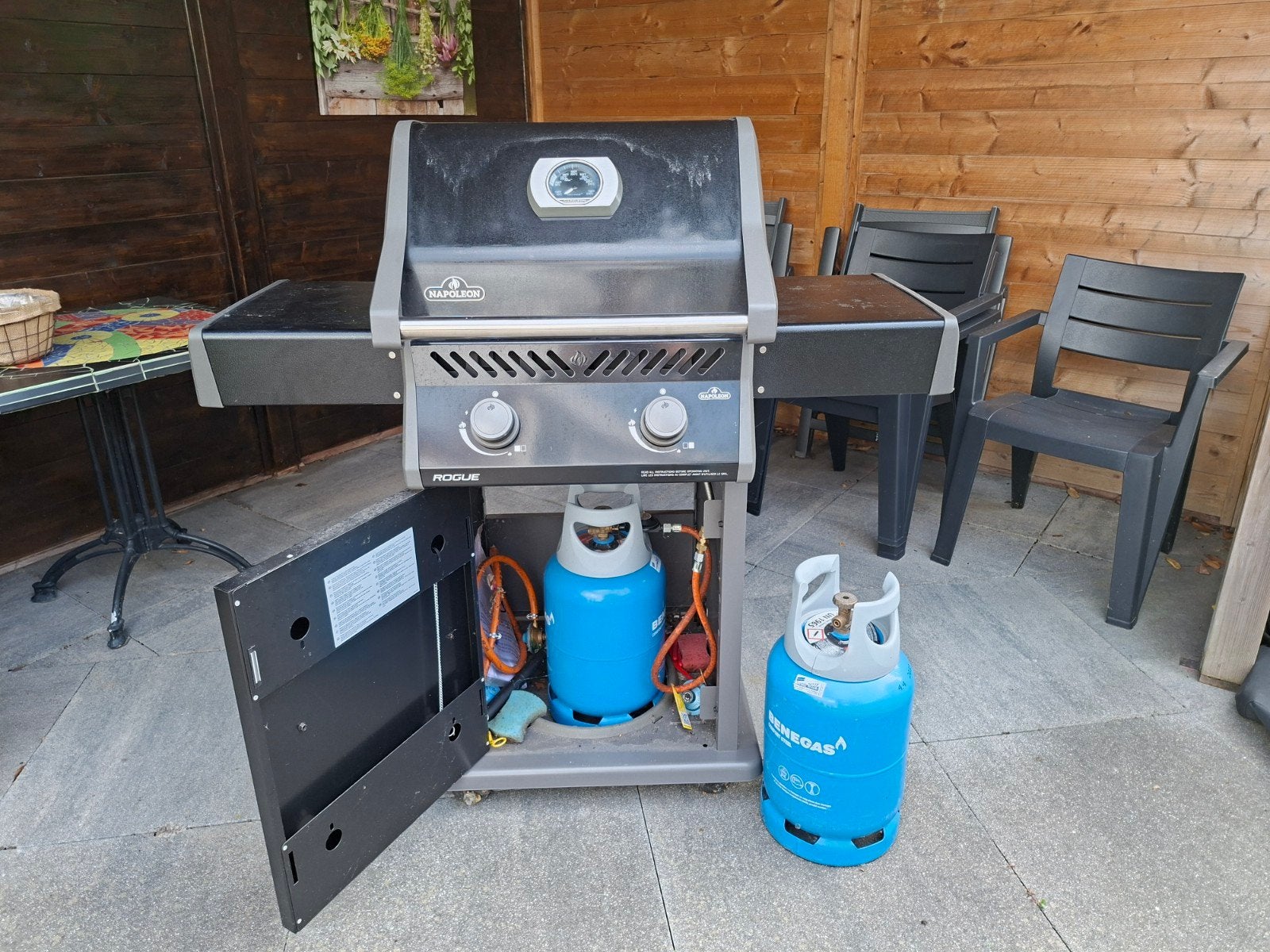 Napoleon Rogue Gasbarbecue met hoes en gasflessen, Ophalen, Gebruikt, Napoleon