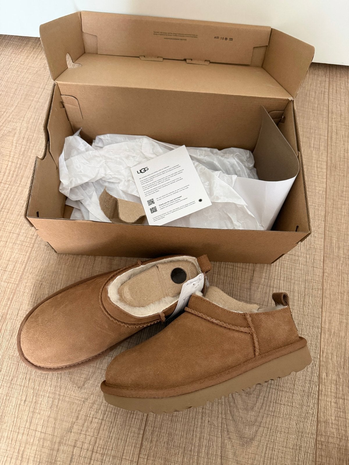 UGG Tasman pantoffels - NIEUW, Bruin, Nieuw, Ophalen of Verzenden, Pantoffels of Sloffen