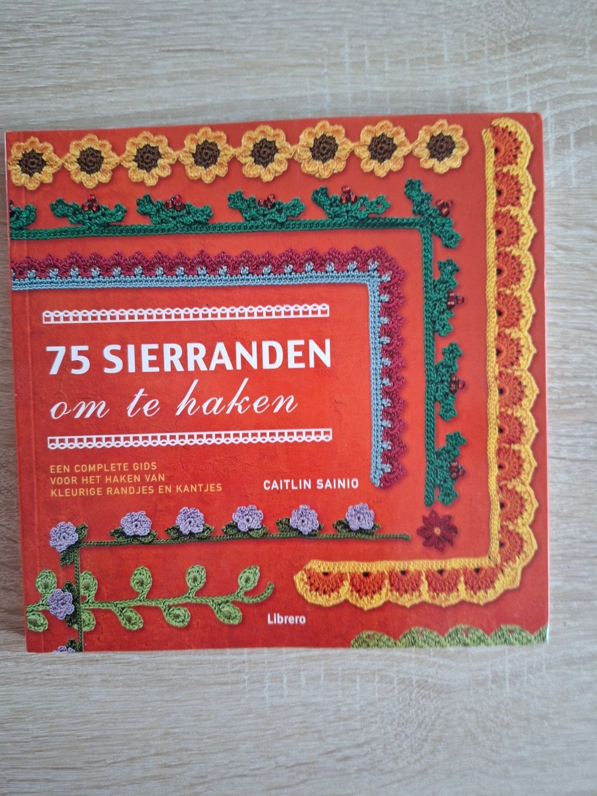 75 Sierranden om te haken - Boek met haakpatronen, Ophalen of Verzenden, Zo goed als nieuw, Breien en Haken, Caitlin Sainio