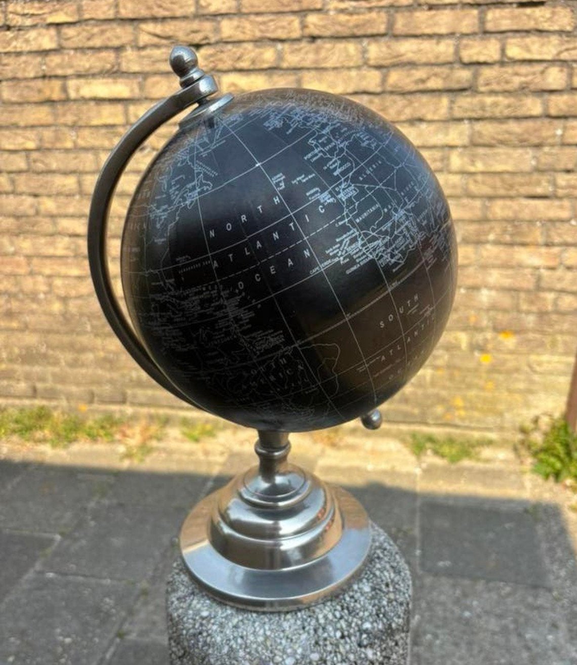 Wereldbol antraciet op chrome metalen standard, Ophalen of Verzenden, Gebruikt