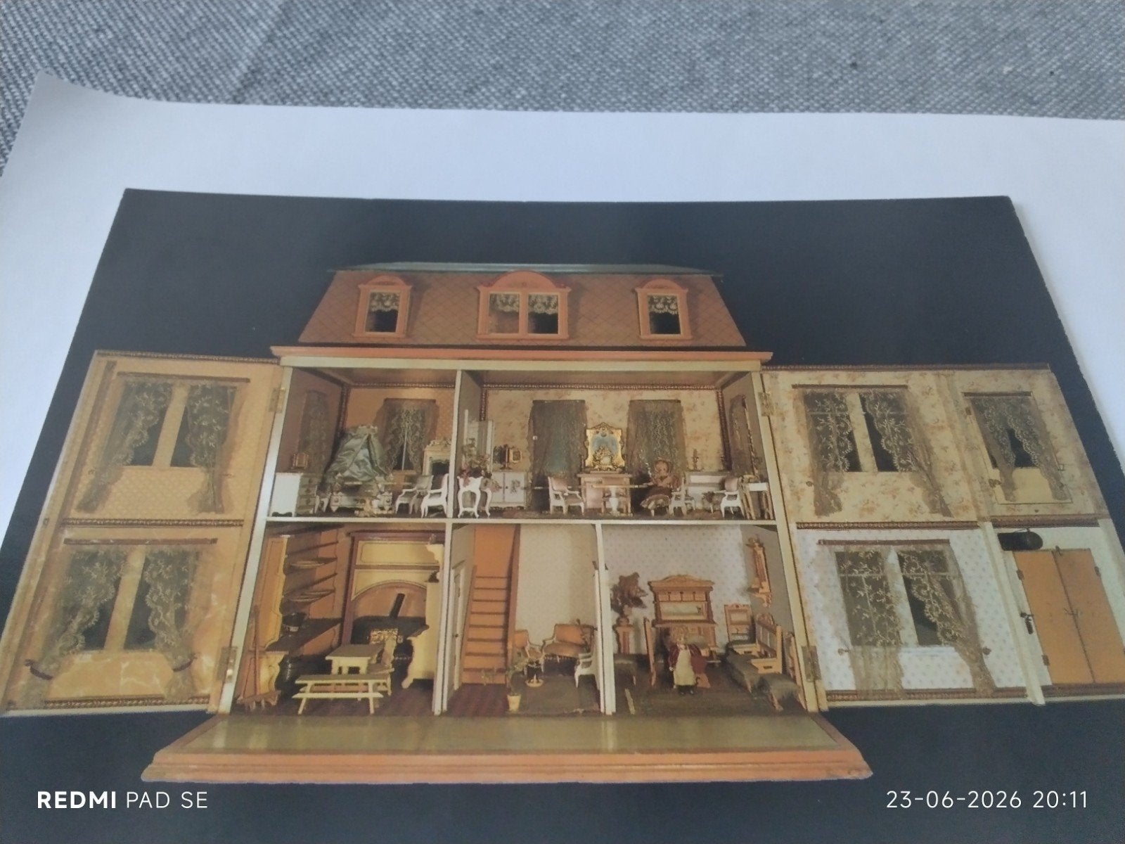 Vintage Poppenhuis Woonkamer Postkaart 19e Eeuw, Verzamelen, Ophalen of Verzenden, Gebruikt, Overige typen