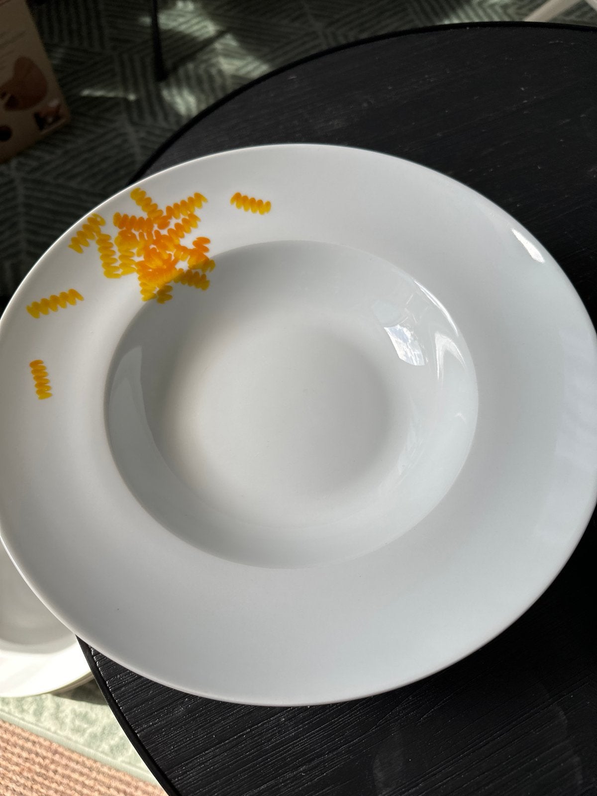 Wit pastabord met gele pasta decoratie - 27 cm, Ophalen of Verzenden, Gebruikt, Keramiek, Bord(en)