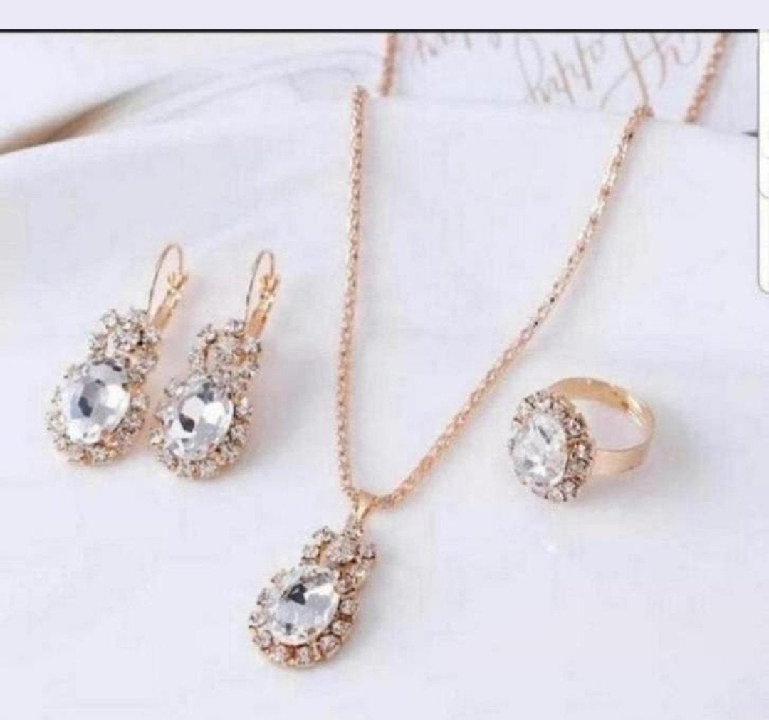 Drie delige Ketting oorbellen Ring €12,00, Ophalen of Verzenden, Nieuw, Overige materialen