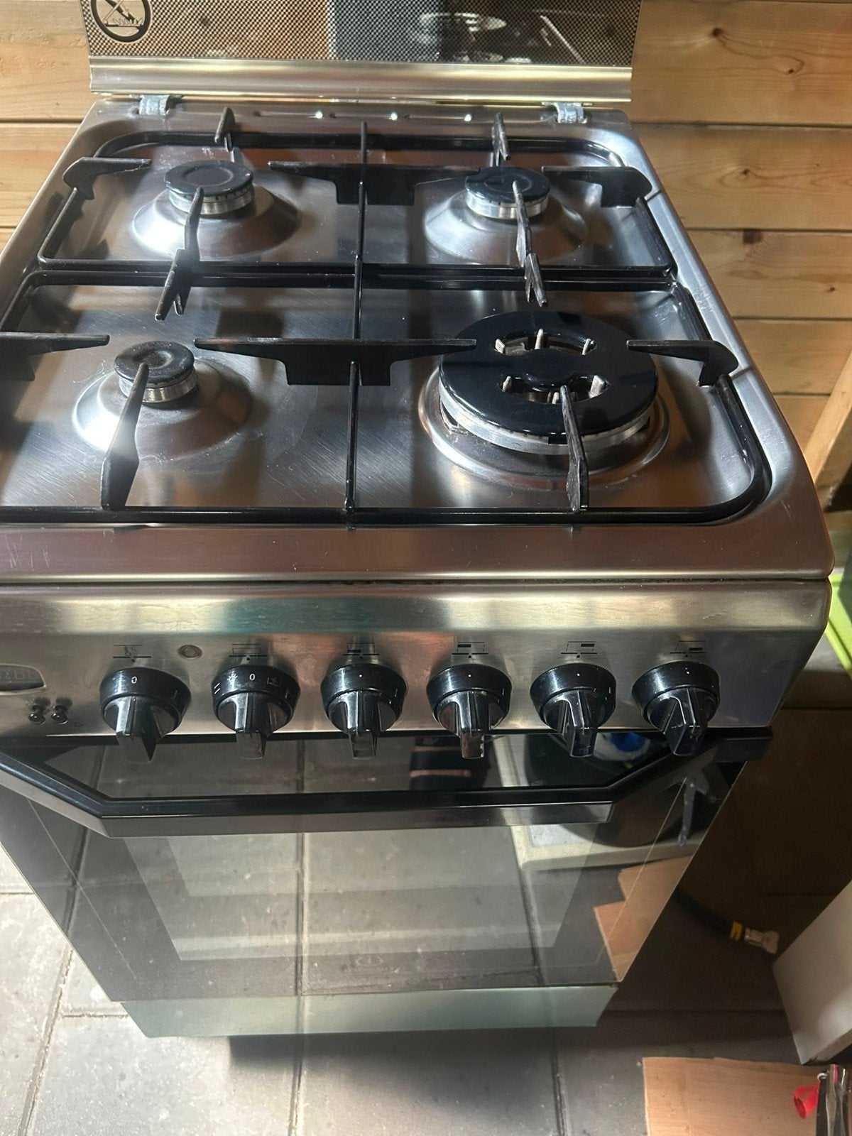 Gasfornuis met oven - Indesit, Witgoed en Apparatuur, Fornuizen, Ophalen, Hete lucht, 4 kookzones, Zo goed als nieuw