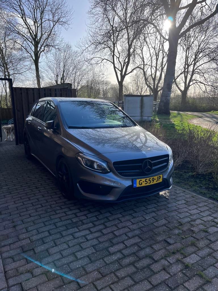 Mercedes-Benz B-Klasse 180 AMG Night Edition,panoramadak, Auto's, Mercedes-Benz, 1325 kg, 4 cilinders, Leder en Stof, 122 pk