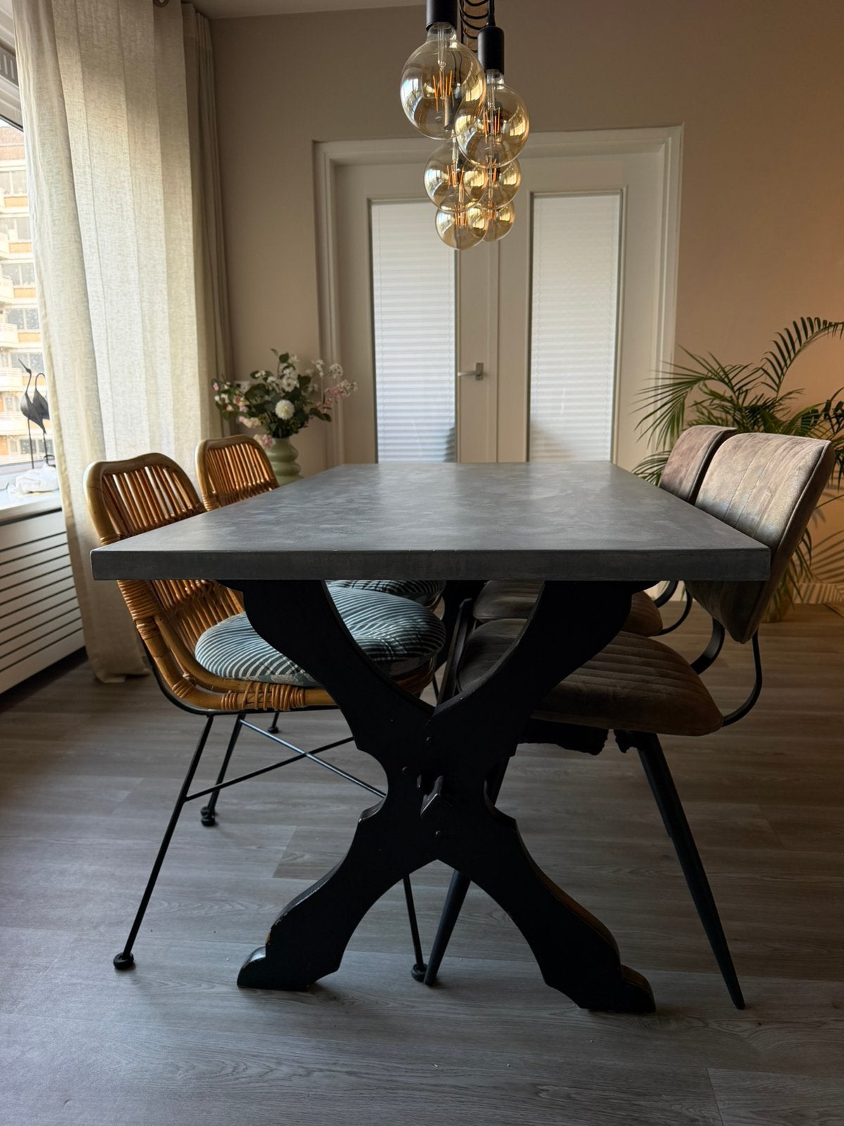 Oude houten eettafel met betonlook blad, Huis en Inrichting, Ophalen, Overige materialen, Gebruikt, 100 tot 150 cm