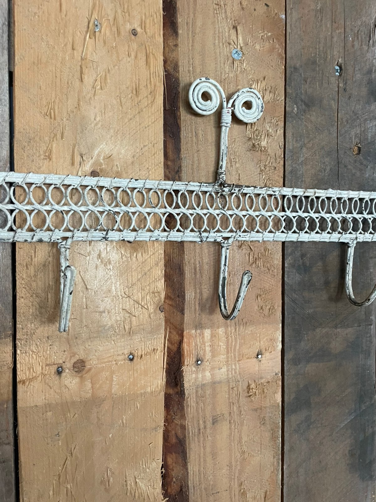 Brocante oud draad rekje sleets wit 5 haakjes, Ophalen of Verzenden