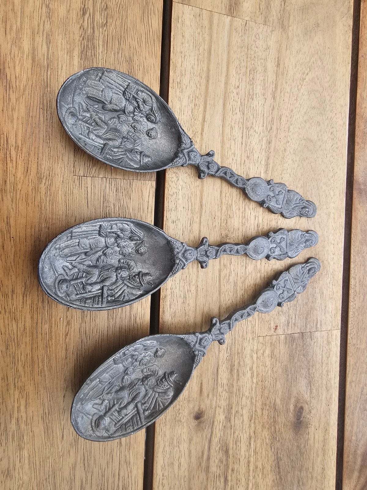 Set van 3 antieke tinnen lepels met reliëf, Ophalen of Verzenden