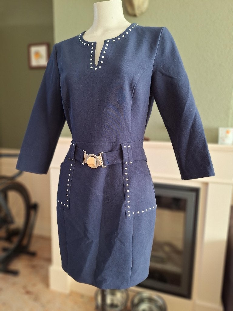 Caroline Biss prachtige donkerblauwe jurk met studs mt 40, Kleding | Dames, Jurken, Maat 38/40 (M), Zo goed als nieuw, Knielengte
