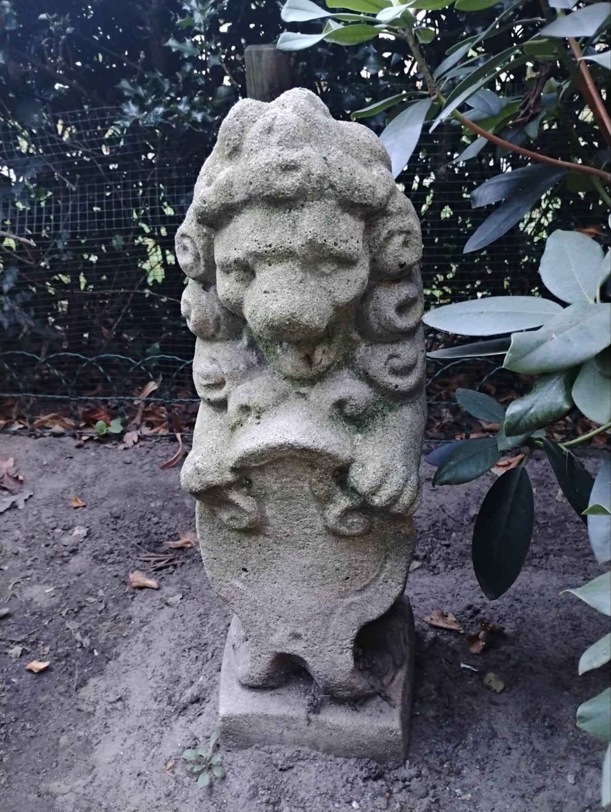 een stenen beeld van een gargoyle., Ophalen, Gebruikt, Steen, Overige typen