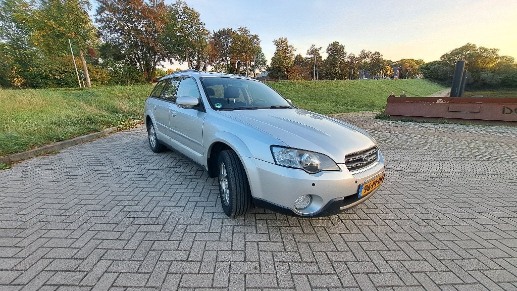 Subaru Legacy 2.5 Outback AWD 2004 Grijs, Dealer onderhouden, Stof, 1800 kg, 4 cilinders