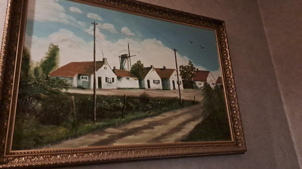 Schilderij Hollands Landschap met Molen en Boerderijen, Antiek en Kunst, Ophalen of Verzenden