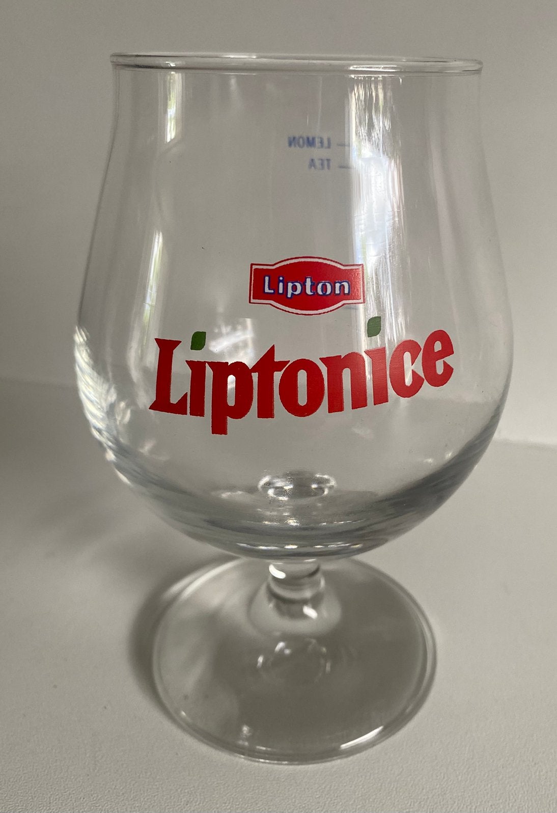Groot Lipton Liptonice glas op voet. Hoogte 14,5 cm., Ophalen of Verzenden, Zo goed als nieuw, Frisdrankglas