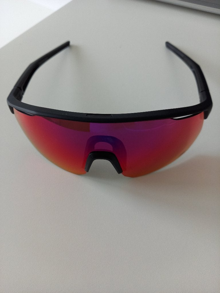 Decathlon Zwarte sportzonnebril met rode spiegelglazen, Sieraden, Tassen en Uiterlijk, Overige merken, Zonnebril, Zwart, Nieuw