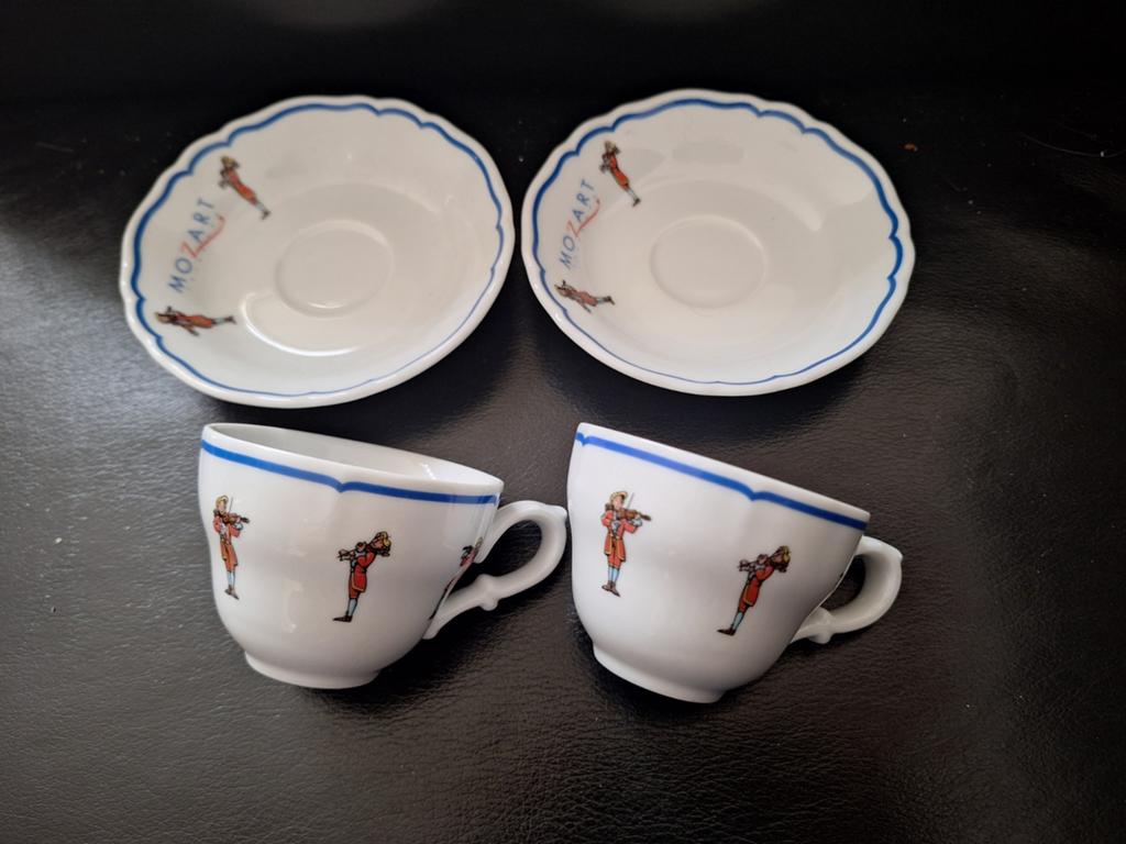 Mozart 2 kopjes en schoteltjes. Hutschenreuther., Huis en Inrichting, Keuken | Servies, Ophalen of Verzenden, Zo goed als nieuw
