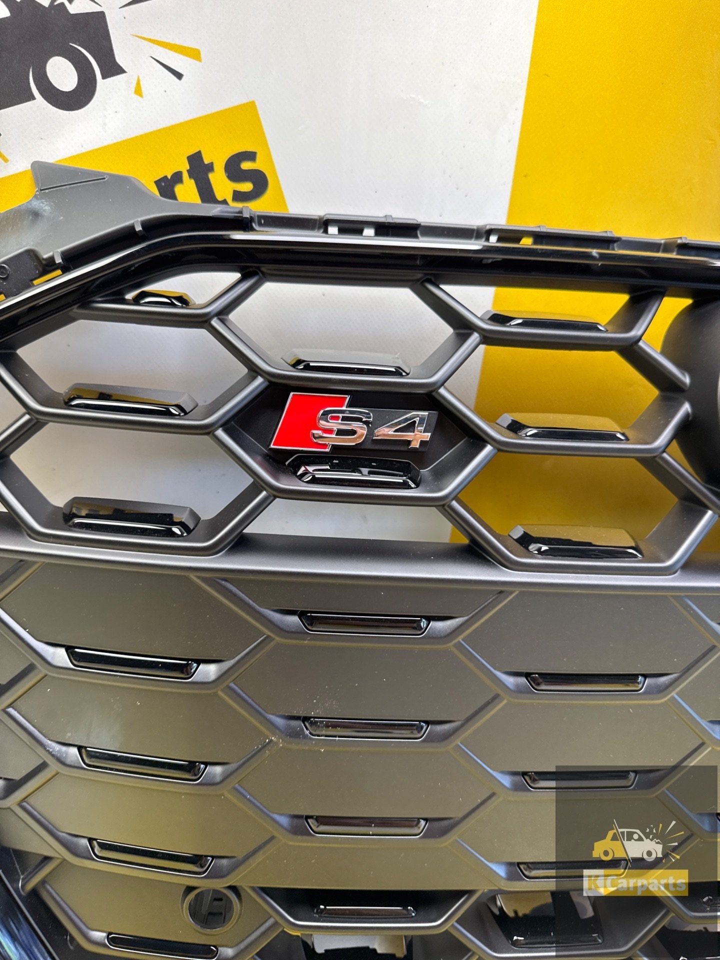 Audi A4 S4 B9 GRILL 8W0853651DM Grill Origineel, Gebruikt, Voor, AUDI AG, Auto-Union-Strasse 1
85045  Ingolstadt, DE