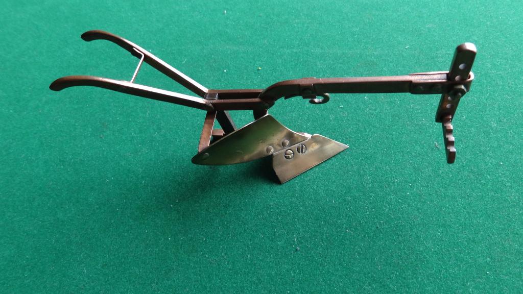 Miniatuur ploeg - afstudeeropdracht - Landbouw, Antiek en Kunst, Ophalen of Verzenden, Koper