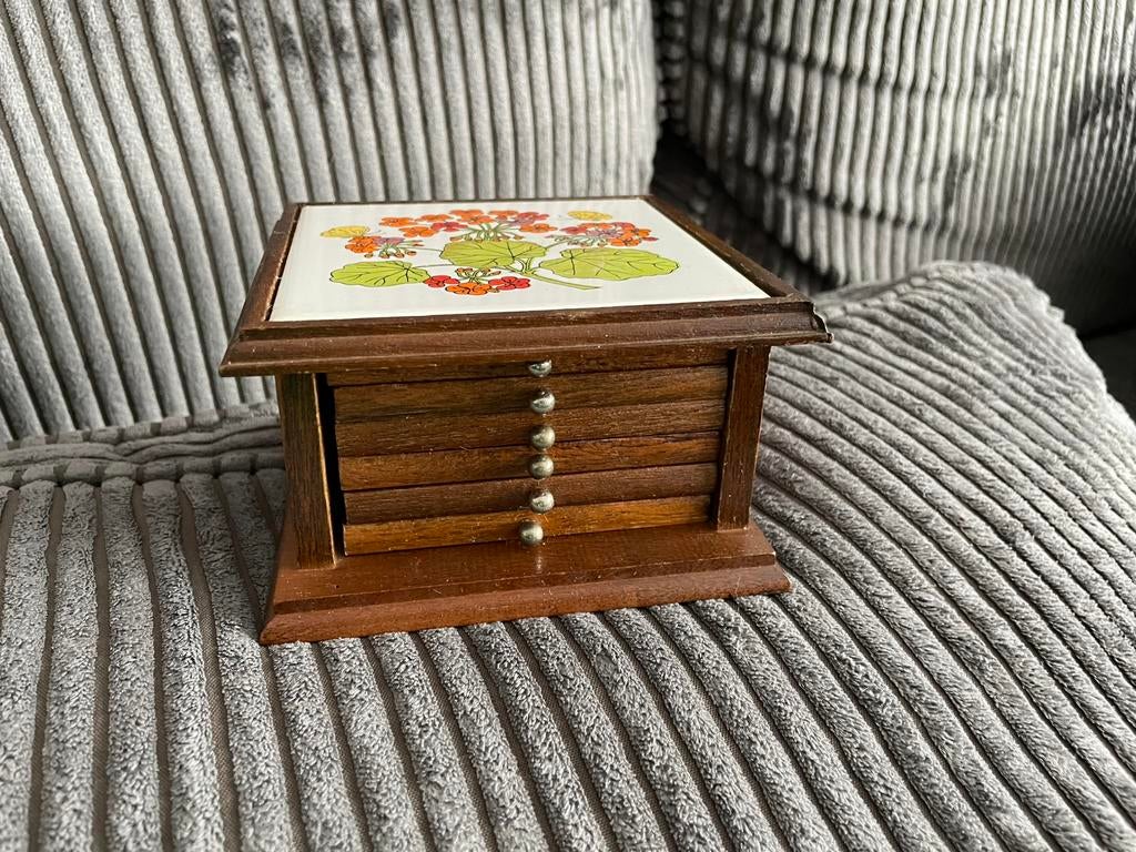 Houten kistje kastje 6 onderzetters met kurk bloemen tegel, Huis en Inrichting, Woonaccessoires | Onderzetters, Ophalen of Verzenden